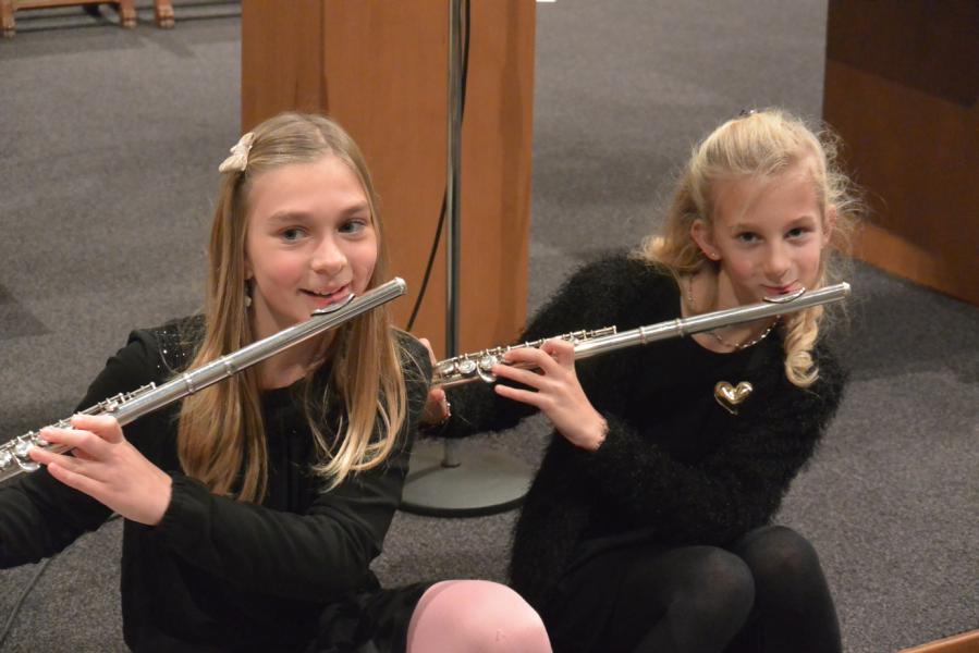 Muzikaal talent tijdens de kerstavondviering in Beerst 