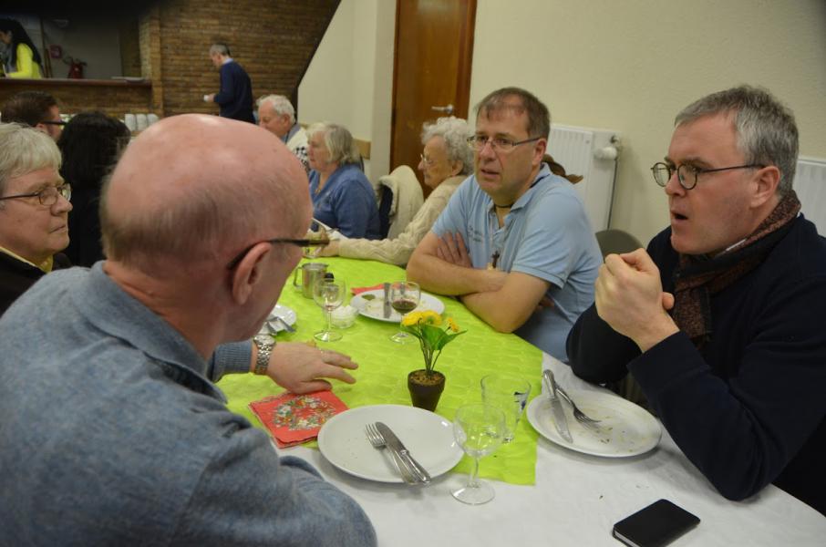 Bij de potluck was er nog meer tijd voor vragen en uitwisseling aan Dirk over zijn 'camino'. © Mariette Dhondt