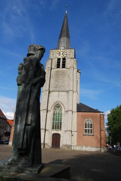 Kerk  St .Bavo met op de voorgrond het bronzen beeld