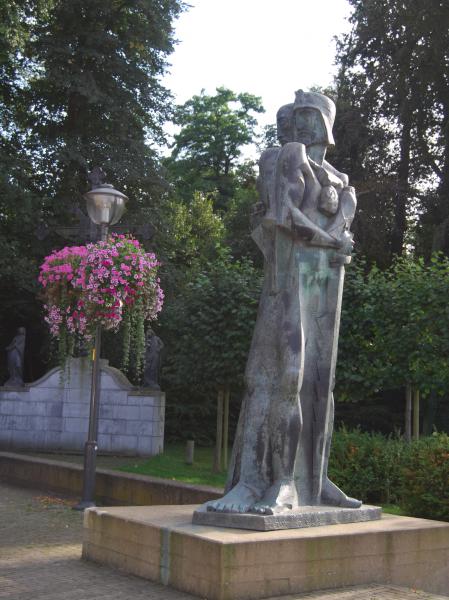 Bronzen beeld van St. Bavo op het kerkplein   