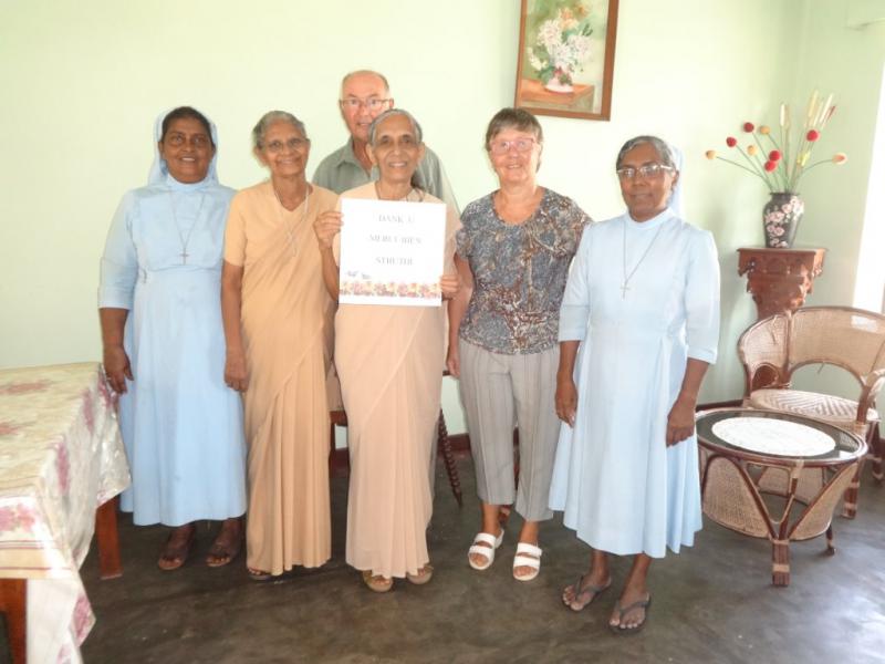 Sonja en Edgard midden het schoolteam van Waga (Sri Lanka) 