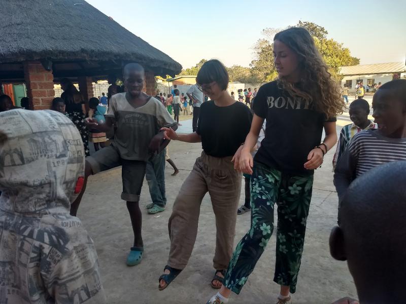 Inleefproject Zambia: dansen. © Team Zambia