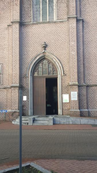 De deur van de kerk in De Klinge staat open 
