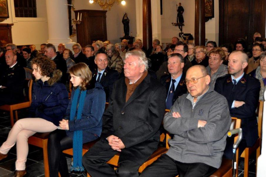 De aanwezigen, samen met de revaliderende pastoor André Bauters © (c)Marcel De Bolle