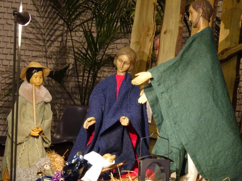 De kerststal met het kerstekind in de kribbe © Marjo Perry