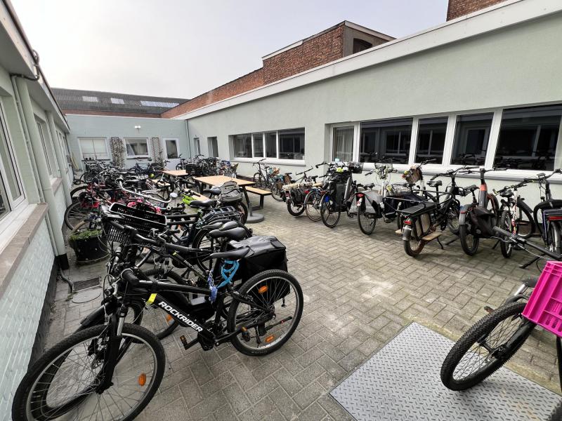 De vormelingen en hun tochtgenoten kwamen massaal met de fiets naar 't Oud Kapelleke, 7 maart 2026 © Dirk Bellens