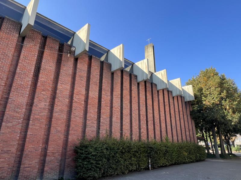 De zijkant van de Pius X-kerk, 2024 © Dirk Bellens
