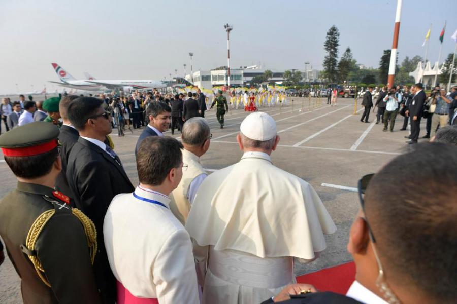 Verwelkoming van de paus op de luchthaven in Dhaka © OSR/SIR