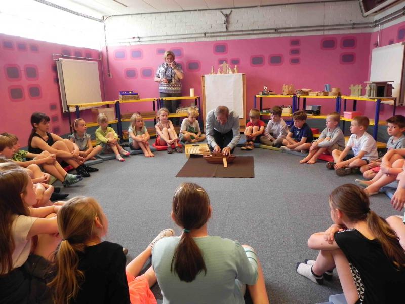 Robert Lammertijn en Greet Desmet begeleiden maandelijks de kinderen. © Robert Lammertijn