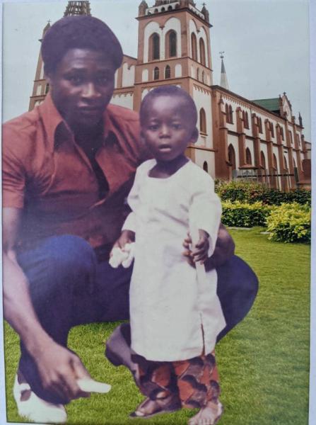 Vader Louis en Didier na het doopsel op het kerkplein in Sokodé (Togo) - 12/05/1990 © Didier Laba