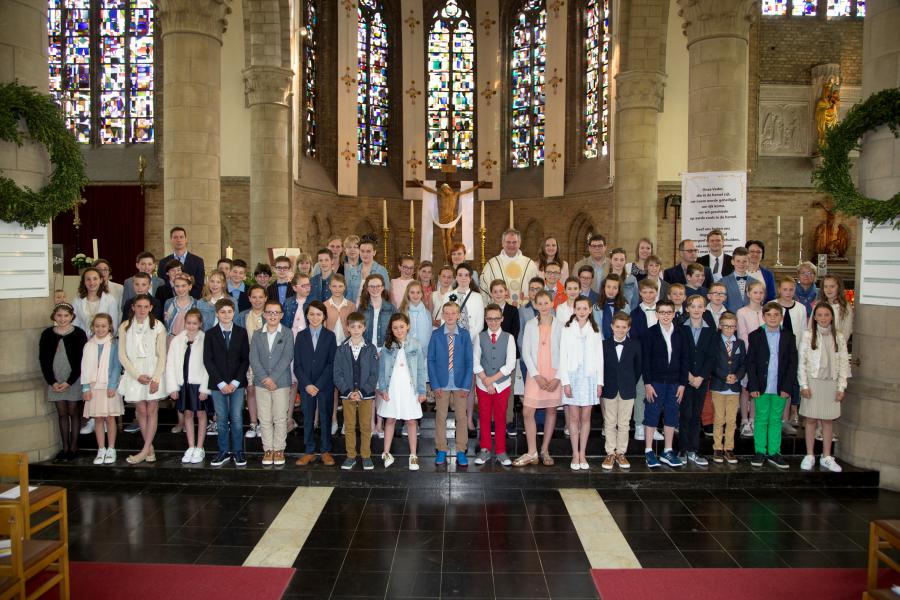 Groepsfoto vormselviering 2017 in de kerk van Diksmuide. 