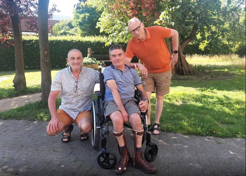 Dirk Vanduynslager (links) werd door Antoon Vandeputte (rechts) genomineerd omdat hij zich al jaren belangeloos ontfermt over Nico Debaere. 