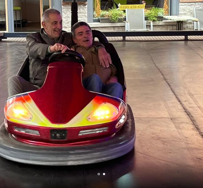 Dirk en Nico op de kermis. 