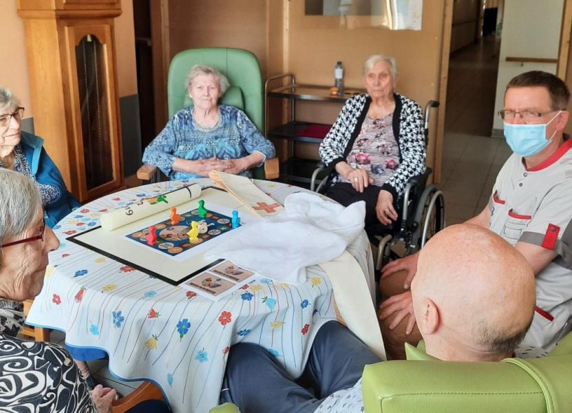 Bewoners spelen het gezelschapsspel rond Leven vanuit de doop © Mieke Van Acker