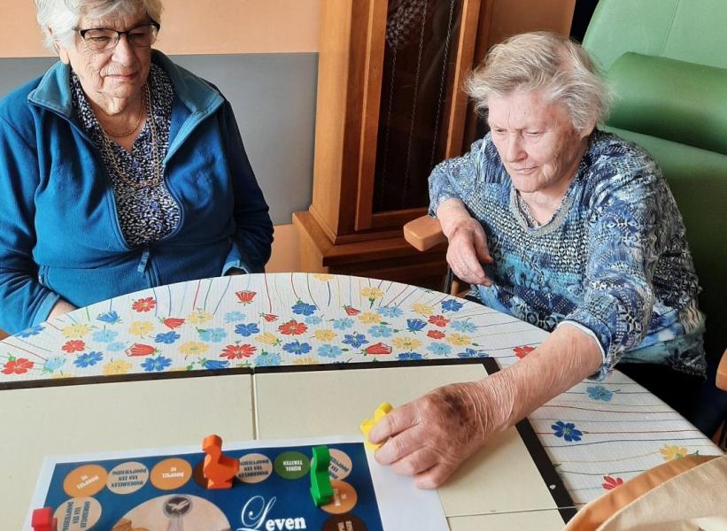 Bewoners aan de slag met tochtboekje en gezelschapsspel Leven vanuit de doop © Mieke Van Acker