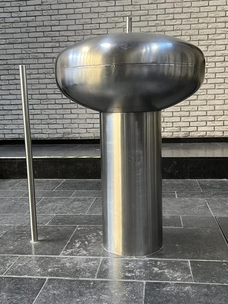 De elektrisch verwarmde doopvont, ontworpen door de architecten van de kerk © Dirk Bellens