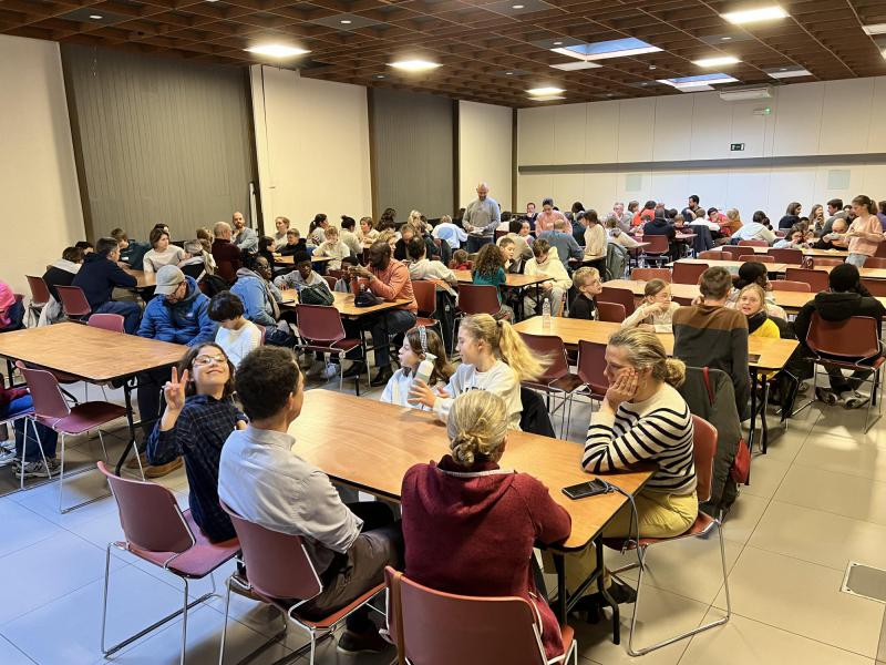 Een zaal gevuld met vormelingen en tochtgenoten, 28 februari 2026 © Dirk Bellens