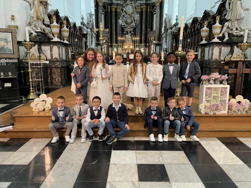De leerlingen van het 2e leerjaar uit De Lettertuin waren de eerste eerste communicanten van het communieseizoen dat werd geopend op 22 april. Dubbel proficiat! © Alexander Vandaele