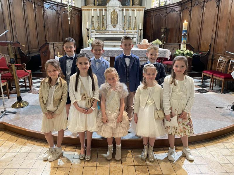 Een bijzonder moment in de kerk van Aspelare: eerste communie van 9 flinke kinderen uit het tweede leerjaar van het Hartencollege Basisonderwijs Aspelare. Bravo! © Alexander Vandaele