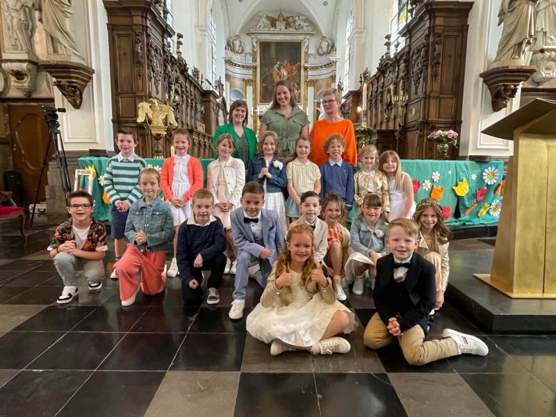 Zondag 30 april was letterlijk en figuurlijk een zonnige feestdag voor een flinke groep kinderen uit het Hartencollege Basisonderwijs Meerbeke. Proficiat! © Alexander Vandaele