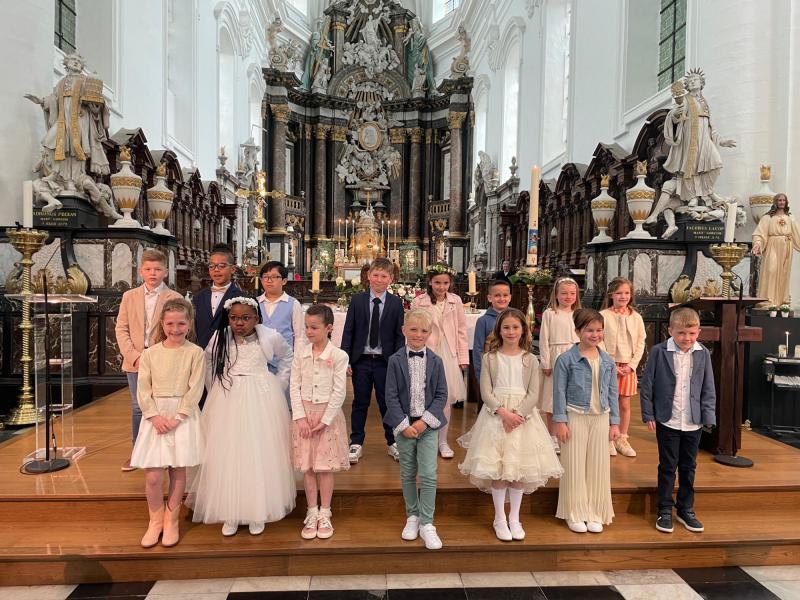 Samen met de meesters en de juffen van het Hartencollege Basisonderwijs Onderwijslaan waren de leerlingen van het tweede leerjaar graag van de partij voor hun eerste communie op 29 april. Alle zegen en geluk lieve kinderen. © Alexander Vandaele