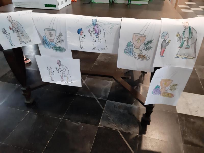 Ook de allerkleinsten vonden het leuk deel te nemen aan de Eerste Communietocht © Rita Van Thuyne