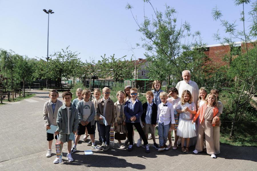 eerste communicanten van Heilige Naam Jezus op het Neerland- vorganger: Jos Van Reusel © Joyce