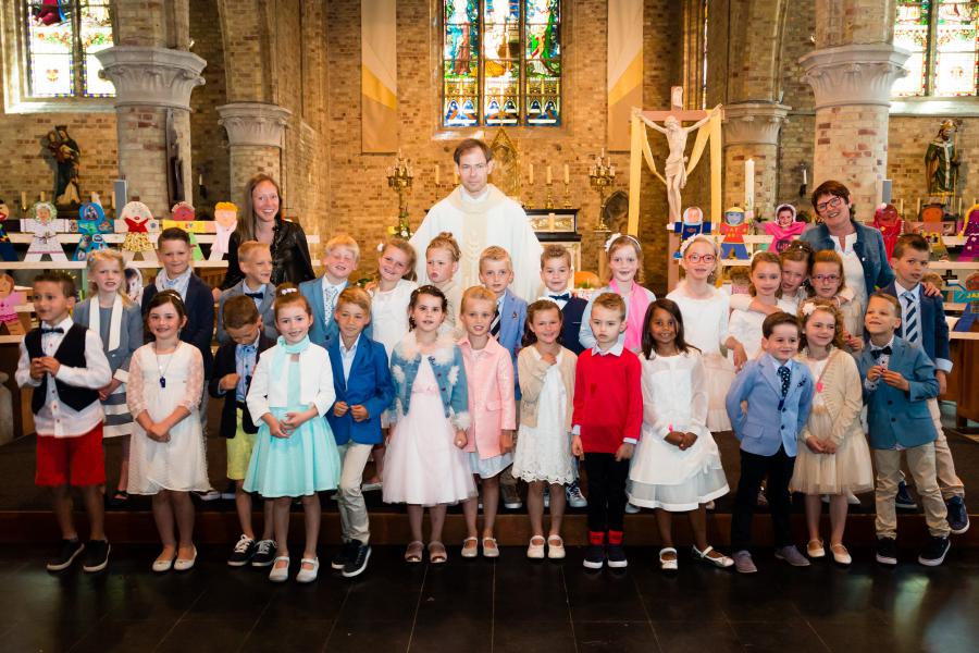 Eerste communie 2017 in de Sint-Wandregesiluskerk in Beerst 