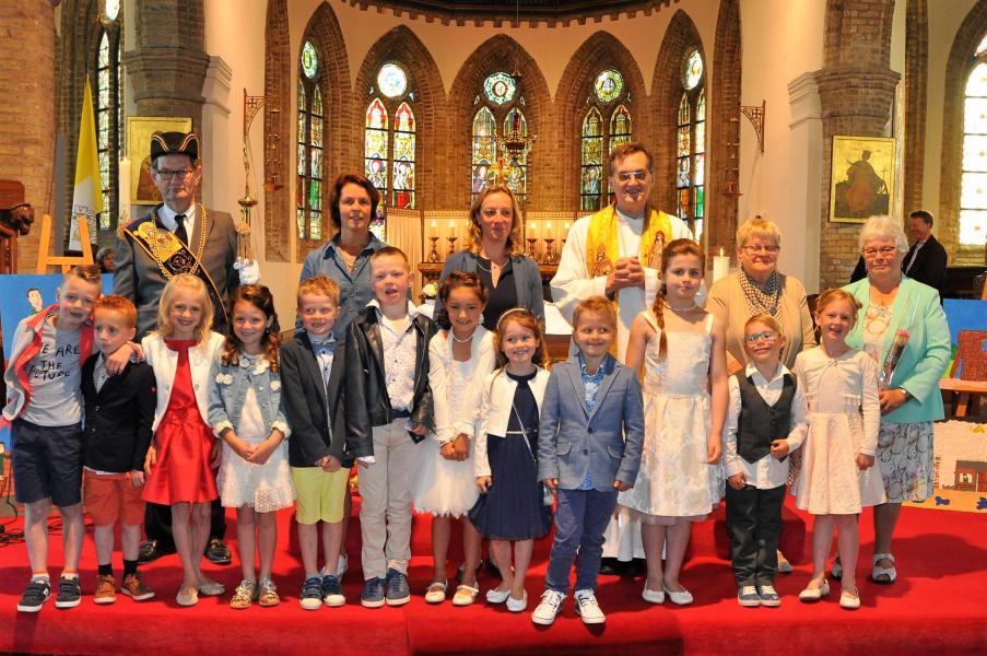 Eerste communie 2017 in de Sint-Niklaas en Catharinakerk te Pervijze 