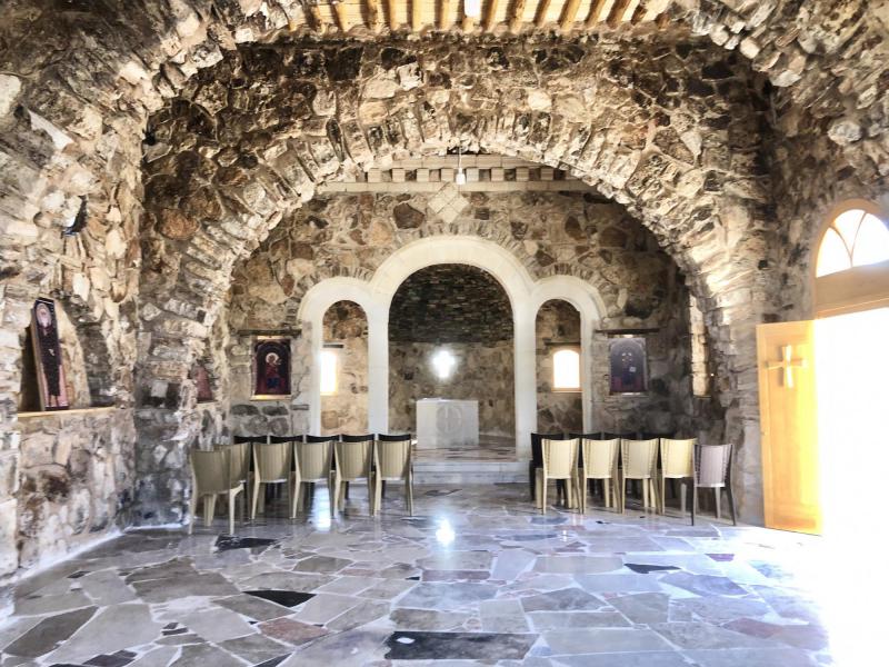 De kerk van Mar Elian. Tussen de brokstukken werden het oude, Byzantijnse voorportaal en de doopvont teruggevonden. © Mar Moussa