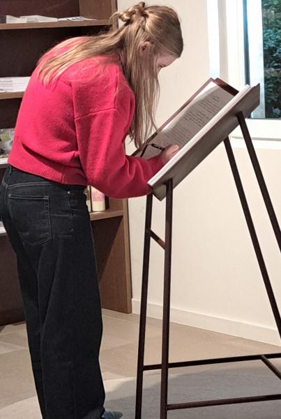 Ella noteert haar indruk in het intentieboek © Gracy Peelman