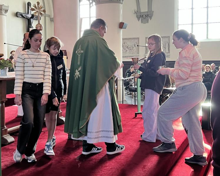 Enkele vormelingen brengen de gaven aan © Dirk Bellens