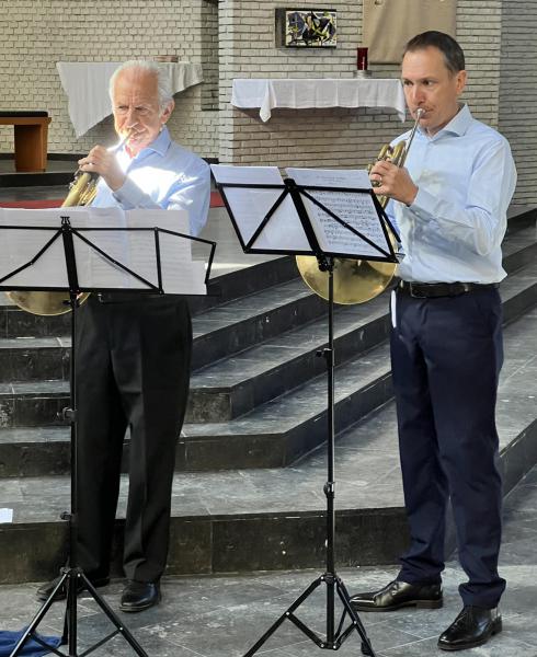 Hoornisten Ernest Maes en Michiel Van Camp tijdens de concertmis van zondag 7 september 2025 © Dirk Bellens