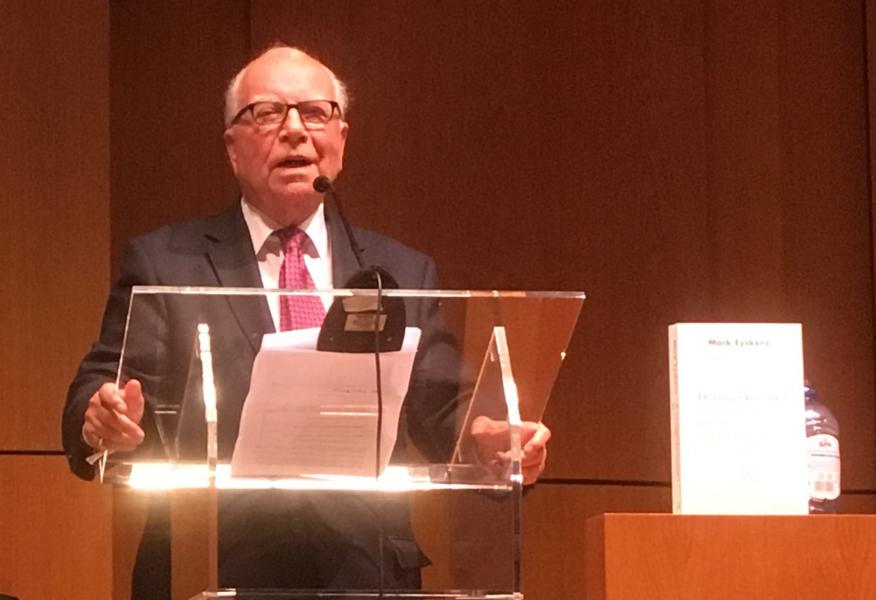 Mark Eyskens bij de presentatie van zijn zestigste boek in het Brusselse Paleis der Academiën  © Lannoo