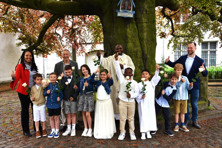 negen eerstecommunicanten van Sint-Willibrordus op zondag 7 mei © Luc Vanlaerhoven