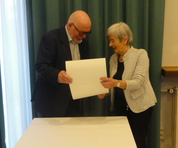 een zilveren ereteken voor Mia Berckmans © Leo De Bie