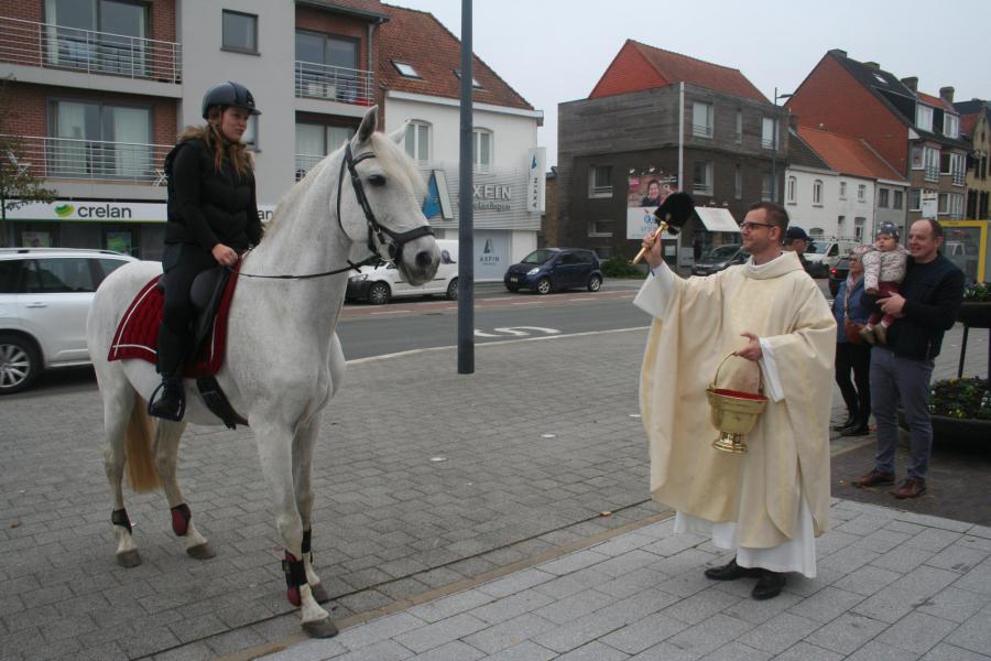 Dierenzegening na de viering op plein voor de kerk © Freddy Bluekens
