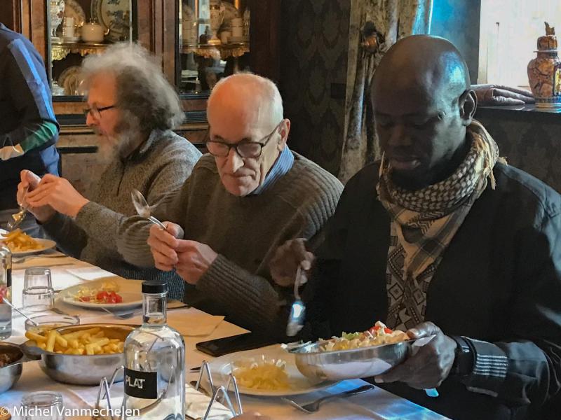 Tafelen met vluchtelingen © Michel Vanmechelen