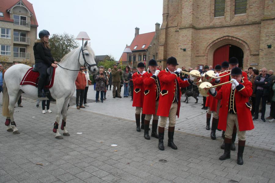 De jachthoornblazers brachten ook buiten heel wat sfeer © Freddy Bluekens
