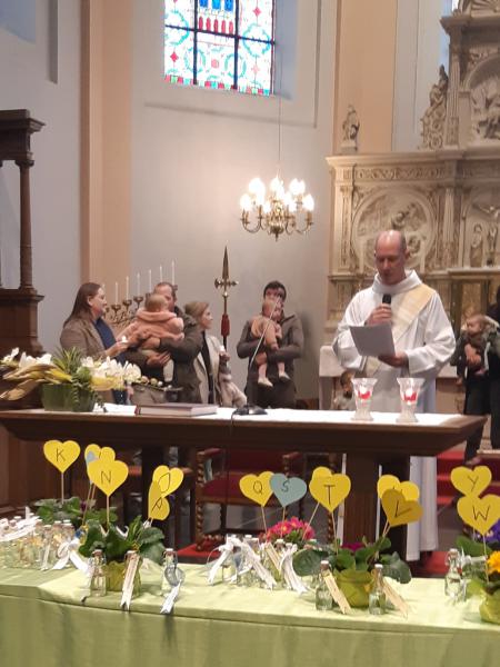Diaken Jan Dams spreekt een zegengebed uit over de kinderen © Diana De Winter