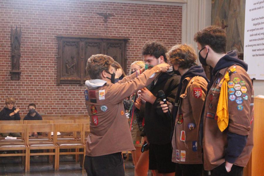 Na het uitspreken van hun engagement kregen deze zes nieuwe leden van de leiding hun leidingskoord omgehangen © RvH