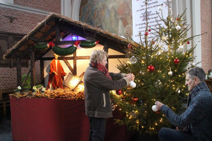 Julienne en Frans, bezig met het opstellen en versieren van de kerststal in de kerk © RvH