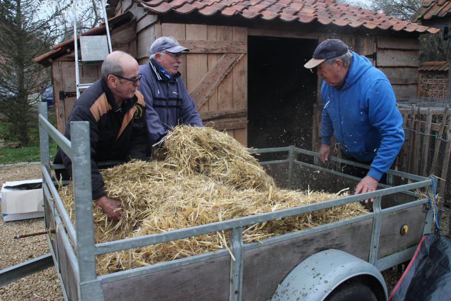 De stal is al ineengetimmerd, nu nog het stro voor de dieren © RvH