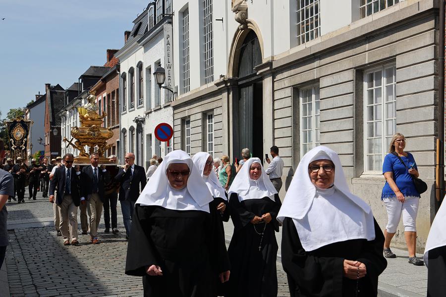 Sacramentsprocessie in het begijnhof 