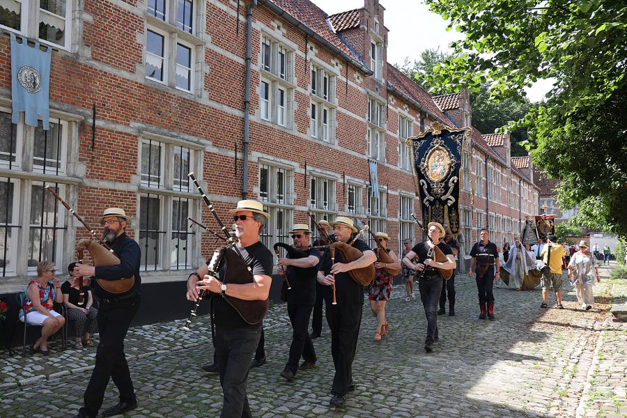 Sacramentsprocessie in het begijnhof 