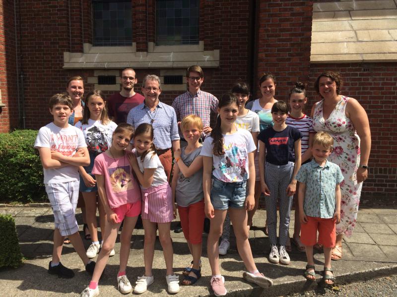 De jongeren na een jongerenviering in Heilig Kruis 