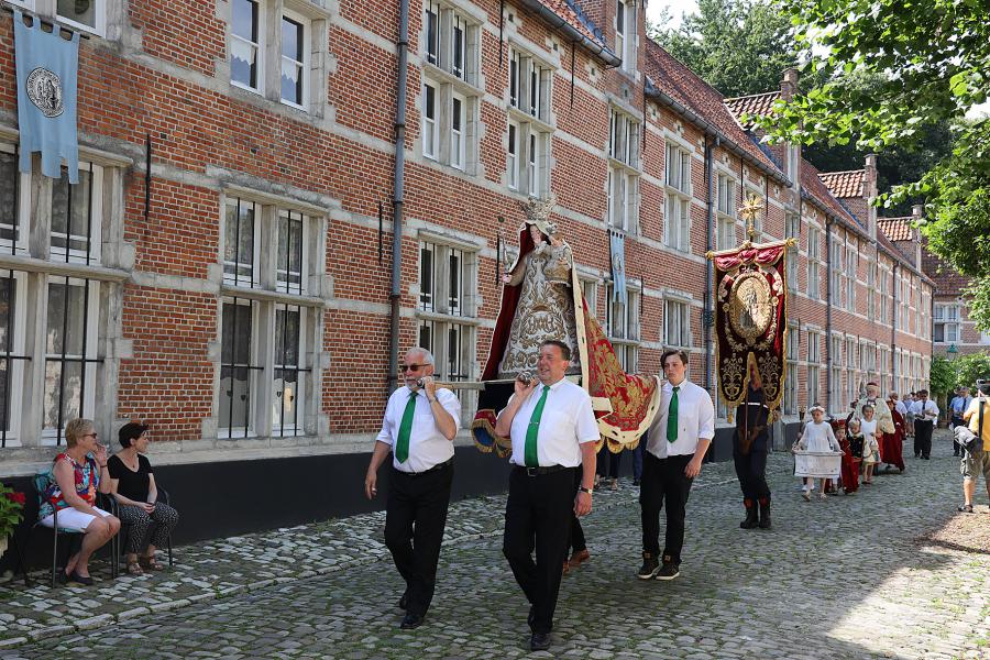 Sacramentsprocessie in het begijnhof 