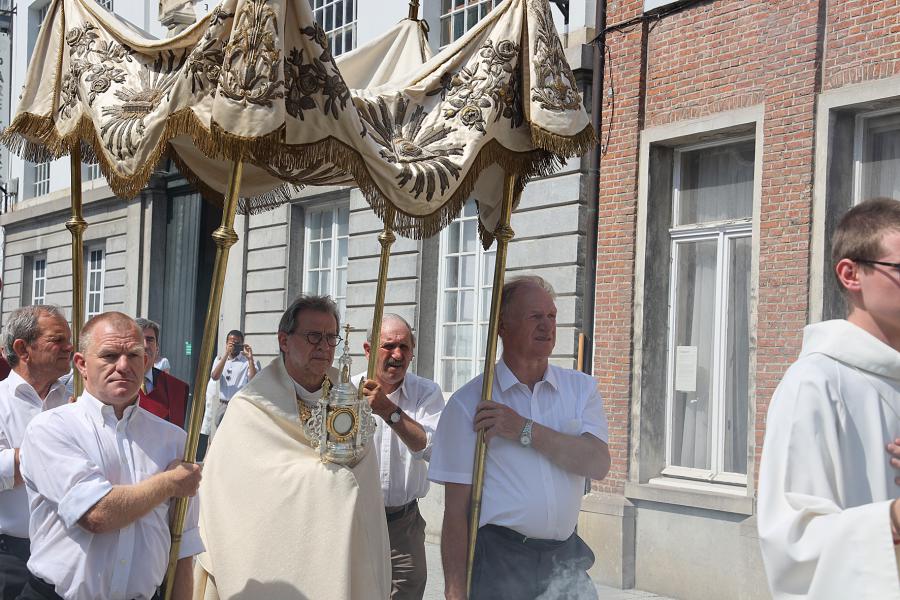 Sacramentsprocessie in het begijnhof 