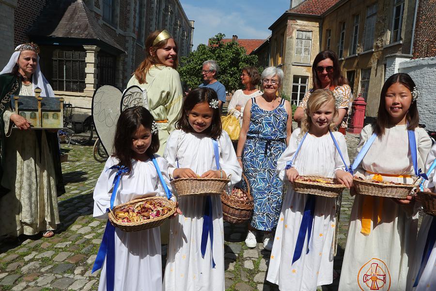 Sacramentsprocessie in het begijnhof 