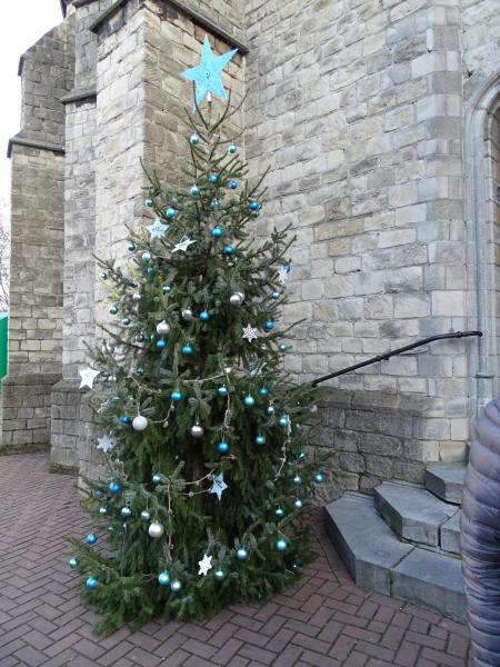 Kerstboom aan de kerk 